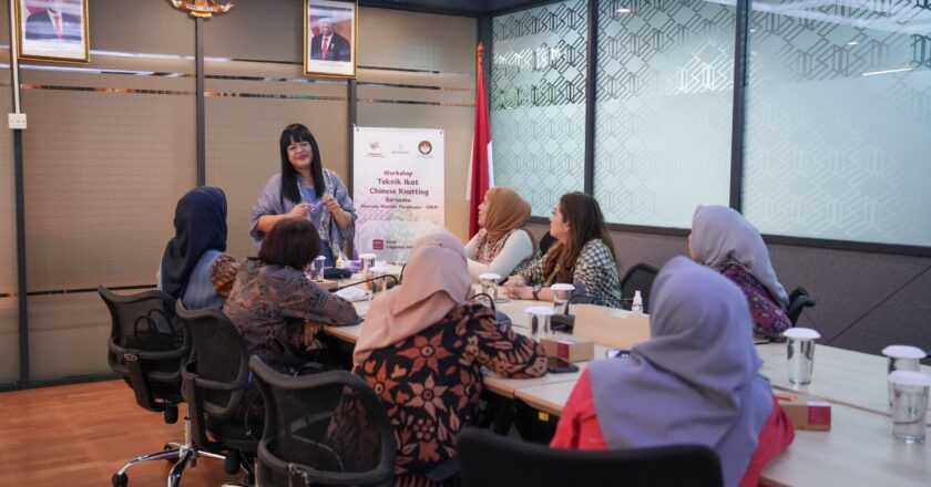 DWP Otorita IKN Melatih Keterampilan Ikat Chinese Knotting