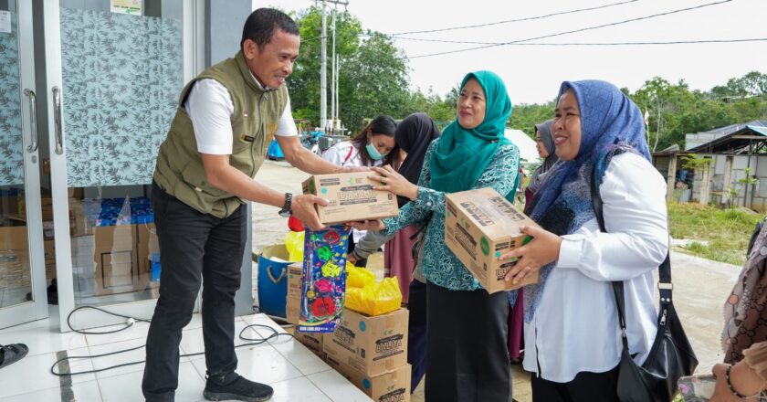 Peduli Kesehatan, Otorita IKN Bagi Masker dan Obat ke Masyarakat