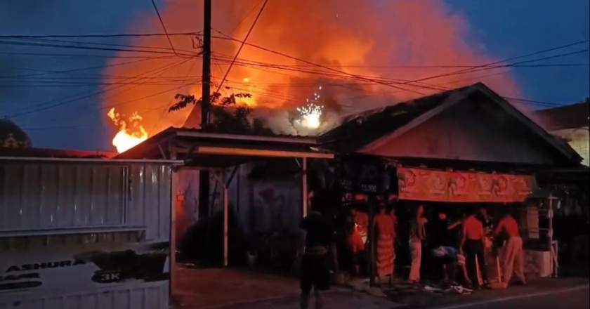 2 rumah 1 kios Dilahap Si Jago Merah