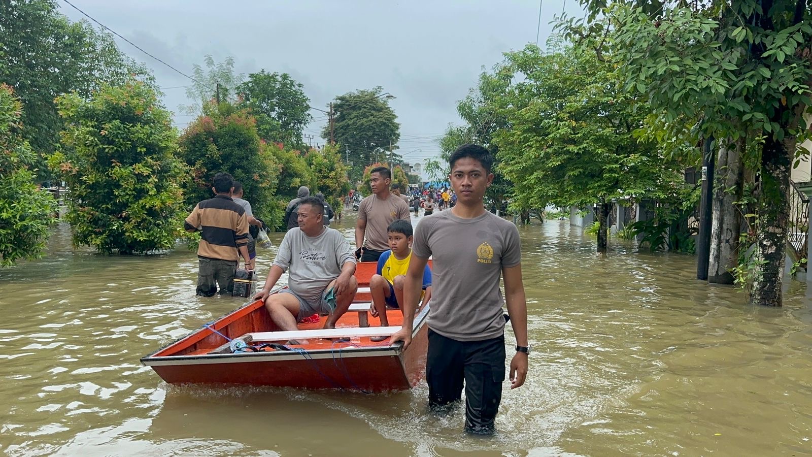 Polresta Samarinda & BPBD : Melakukan Evakuasi Dan Pembagian Sembako Kepada Korban Banjir