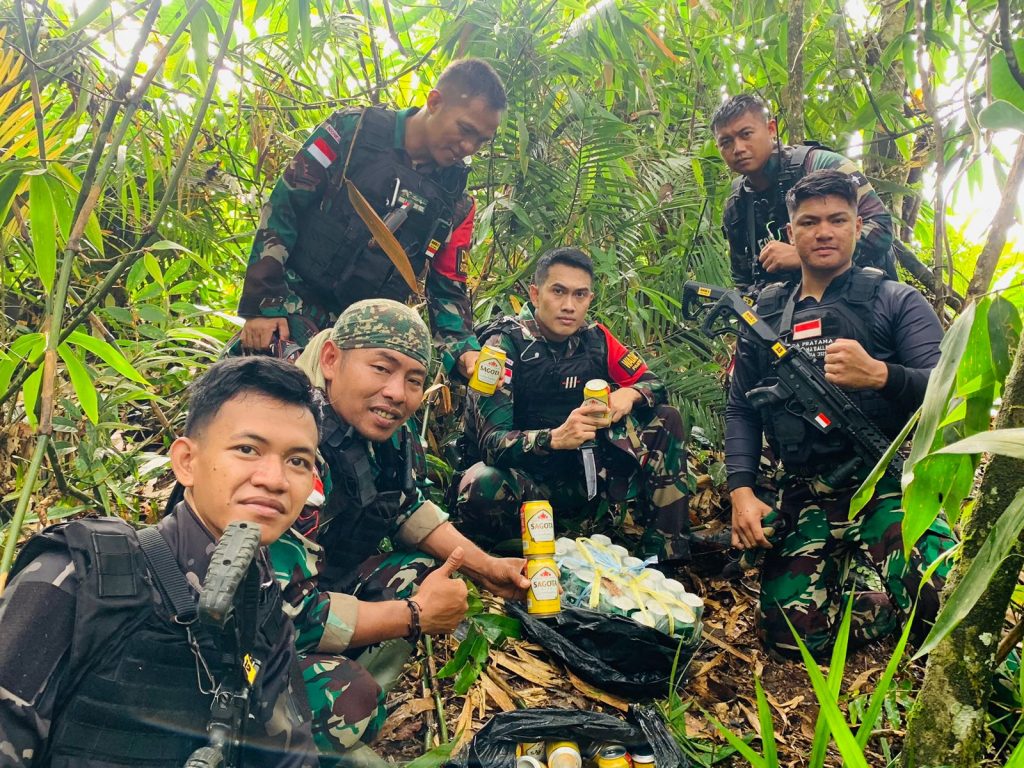 TERBAIK  : Satgas Pamtas Amankan Barang Bukti Penyeludupan di Perbatasan RI-Malaysia