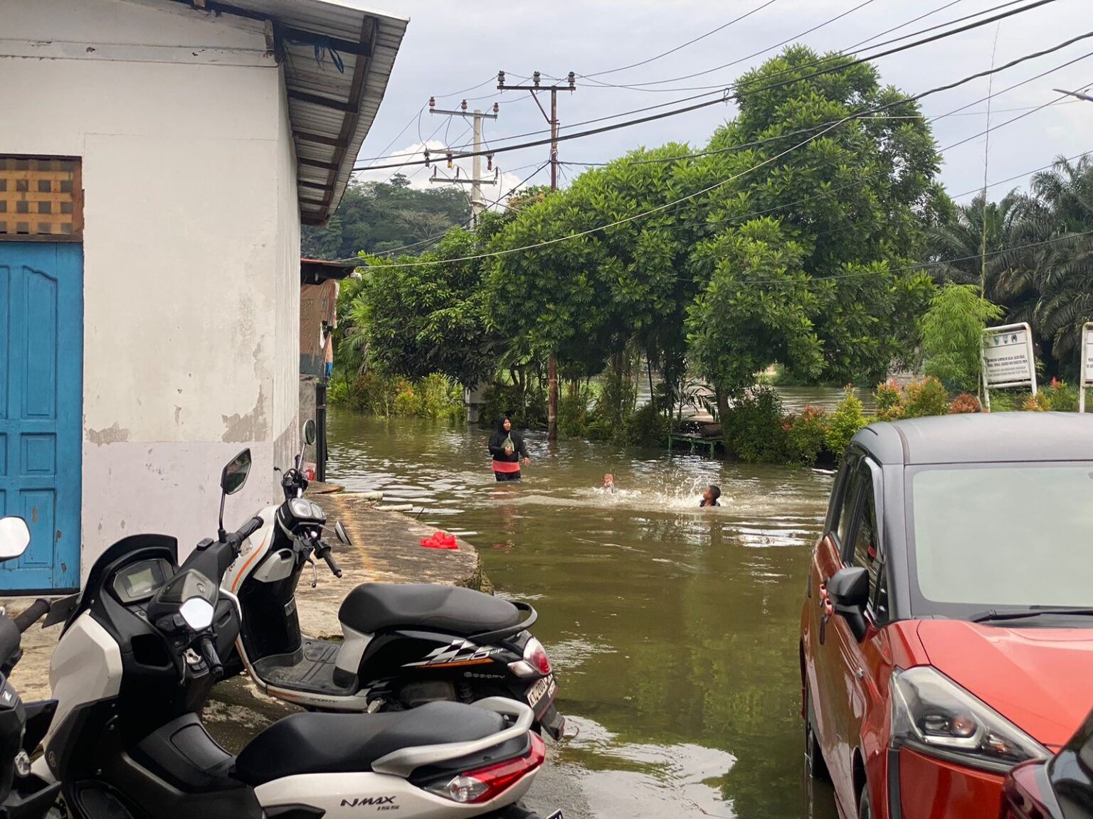 Warga Samarinda Terpaksa Mengungsi Dikarenakan banjir 70cm