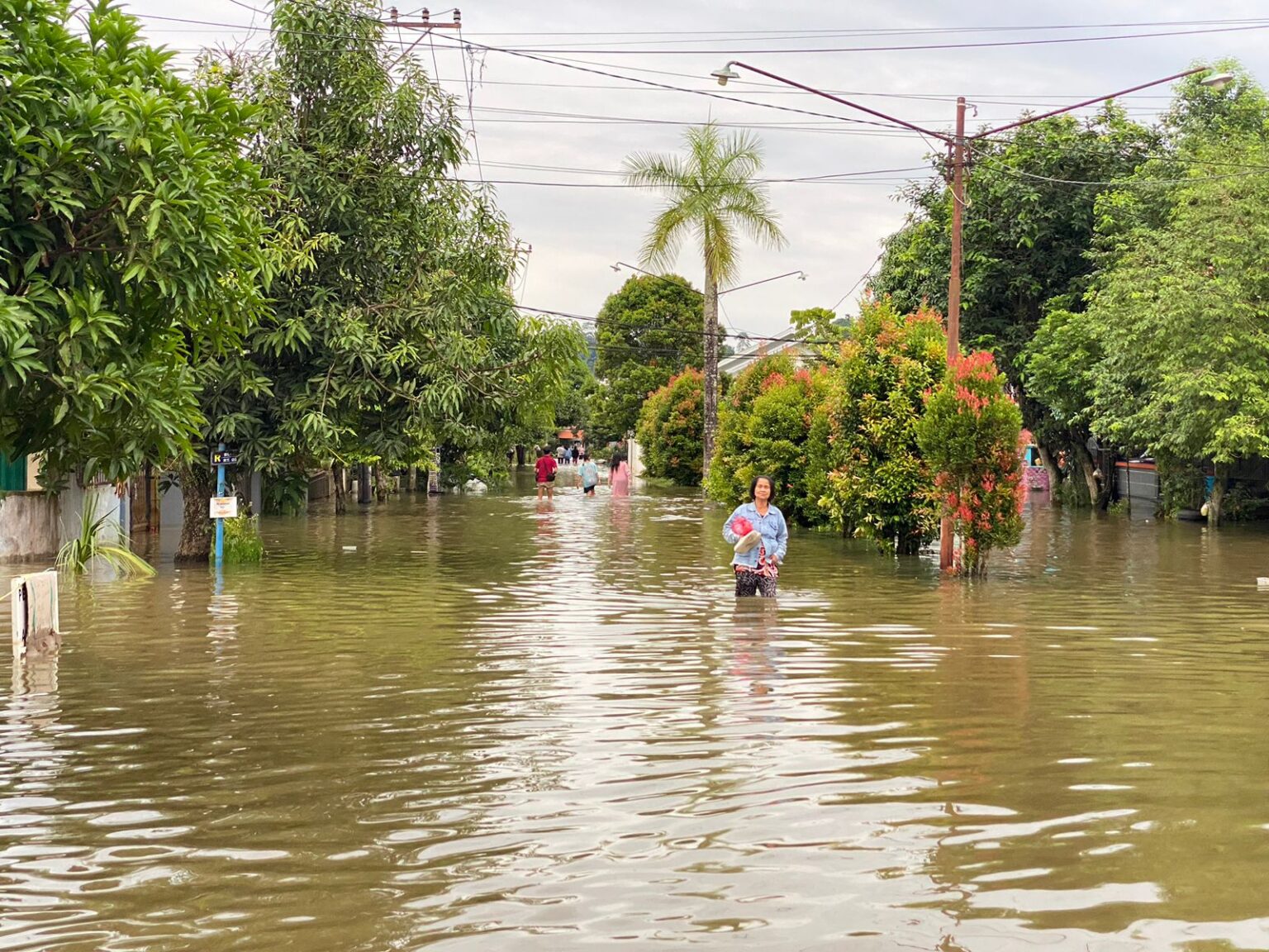 Hujan deras yang mengguyur Kota Samarinda menyebabkan banjir di sejumlah kawasan