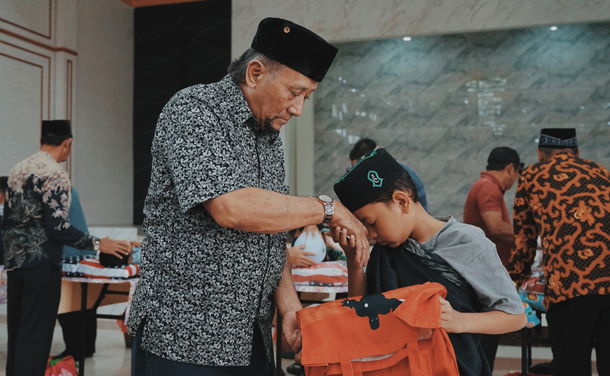 Sultan Kutai Gelar Sunatan Massal dan Potong Rambut Gratis dalam Perayaan Ulang Tahun ke-74