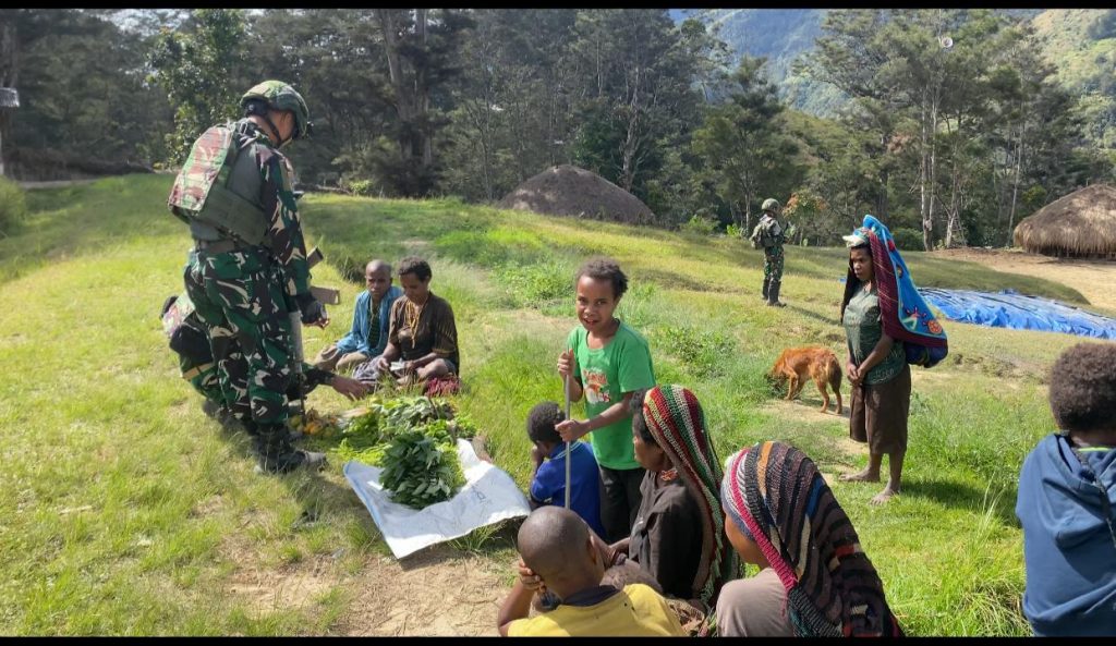 untuk Meningkatkan Kesejahteraan Masyarakat, Satgas Yonif 614/RJP Borong Hasil Bumi Warga .
