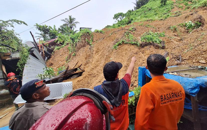 Musibah Longsor di Tengah Banjir, Satu Keluarga Tertimbun di Samarinda Utara