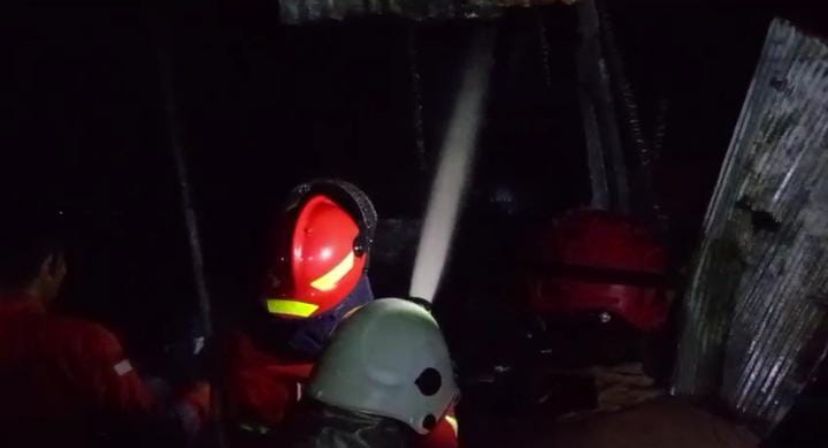 Pemadam Berjuang Padamkan Kebakaran Rumah di Pendingin Sangasanga