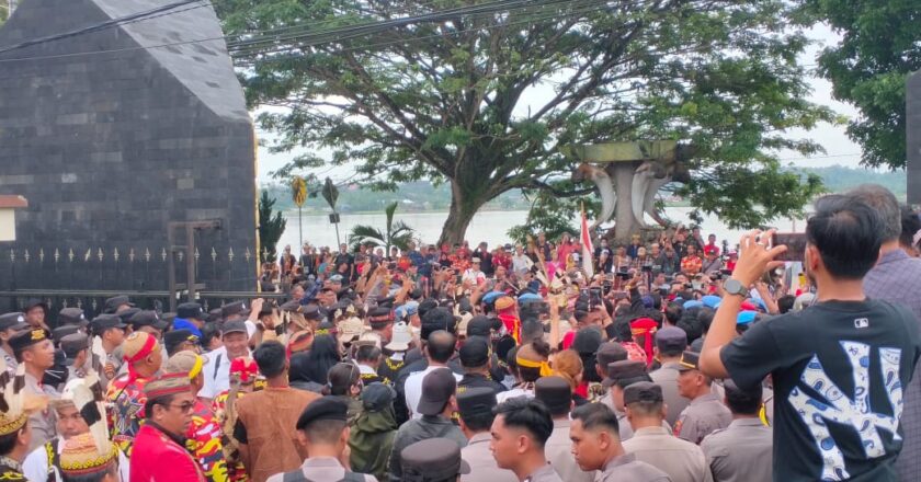 Aksi Damai Masyarakat Adat di Polres Kukar, Desak Kapolres Dicopot dan Denda Adat