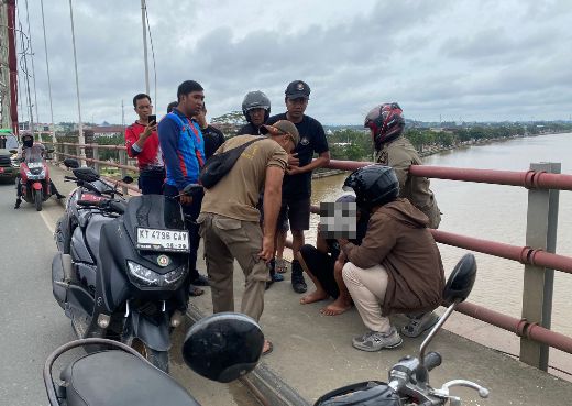 Satpol PP Bersama Damkar Matan, Selamatkan Pria Yang Nyaris Bundir di Jembatan Kukar