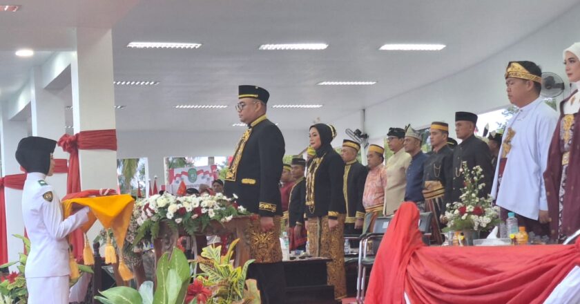 Upacara Penurunan Bendera di Kukar Tampilkan Nuansa Kebhinekaan