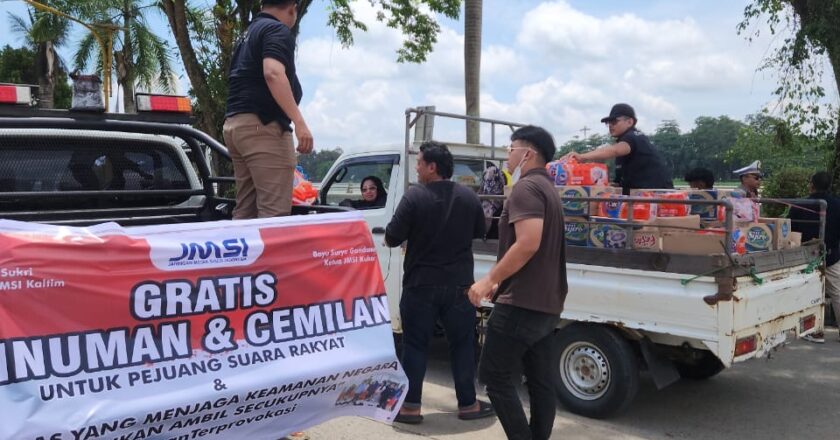 Air dan Camilan dari JMSI Kukar, Sejukkan Panasnya Aksi Demonstrasi