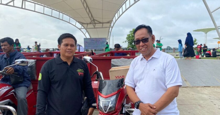 Bantuan Kendaraan Viar Perkuat Sistem Pengangkutan Sampah di Muara Wis
