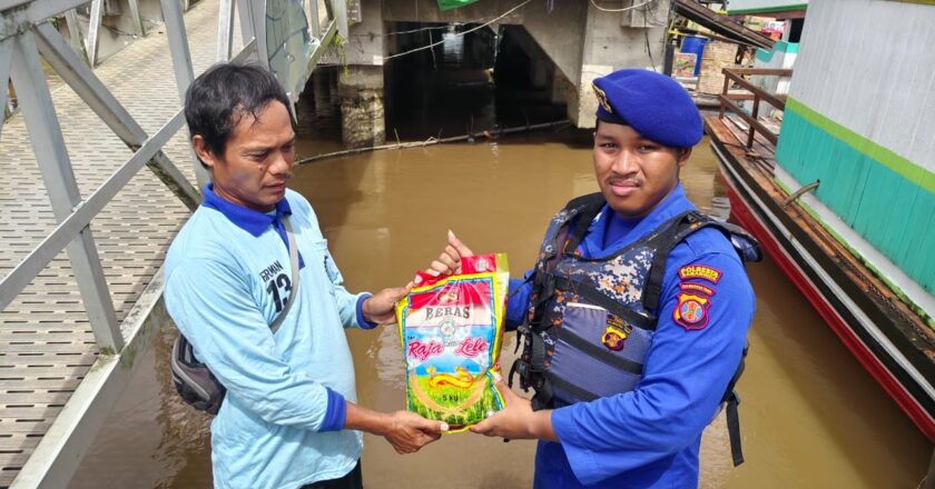 Jum’at Berbagi di Dermaga Mahakam Ulu, Satpolairud Polresta Samarinda Sentuh Pekerja Sungai