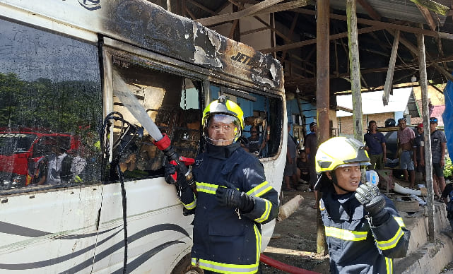 Damkarmatan Pattimura Station Bergerak Cepat Padamkan Minibus Terbakar di Maluhu