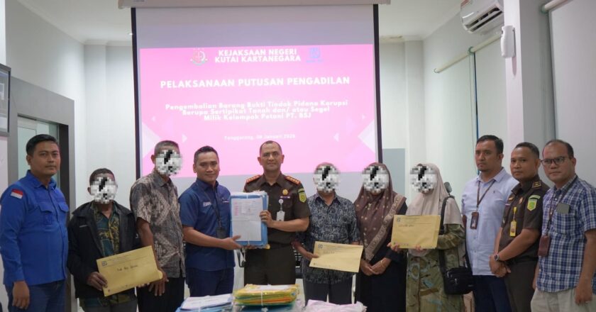 Kasus Korupsi Kredit PT BSJ Resmi Tuntas, Kejaksaan Kukar Kembalikan Barang Bukti ke 171 Petani