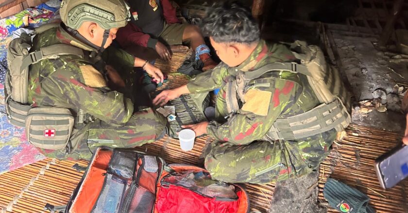 TNI Hadir untuk Rakyat, Peduli Kemanusiaan, Satgas Yonif 613/Raja Alam Evakuasi Warga Alami Luka Kaki