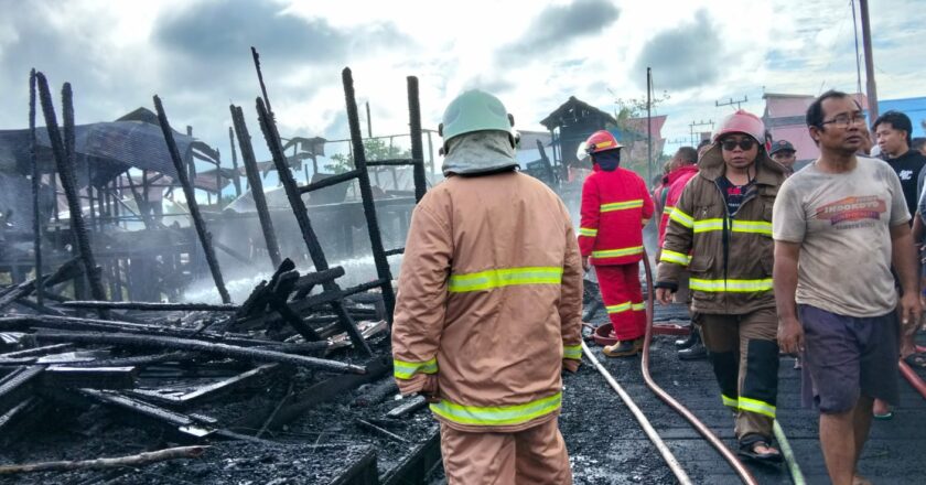 Ledakan Genset Hanguskan Lima Rumah di Muara Wis, Damkarmatan Kukar Bergerak Cepat