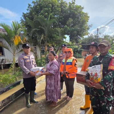 Banjir Rendam Nehas Liah Bing, Polsek Muara Wahau Turun Salurkan Bantuan
