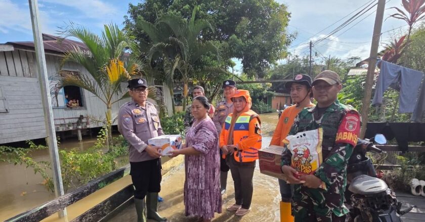 Banjir Rendam Nehas Liah Bing, Polsek Muara Wahau Turun Salurkan Bantuan