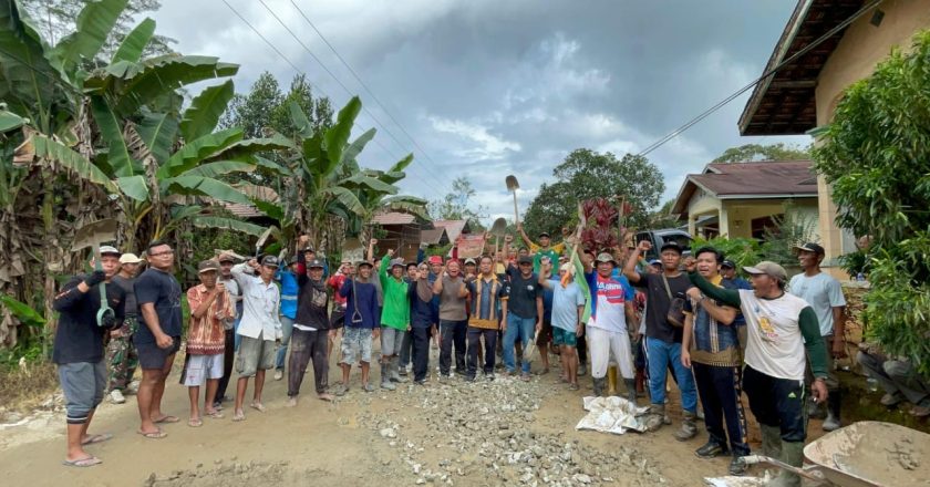 Gotong Royong Perbaiki Jalan Rusak di Dusun Merangan, Polsek Loa Kulu Gandeng Warga dan PT MHU