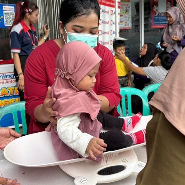 Alfamidi Edukasi 90 Keluarga Balita di Tenggarong