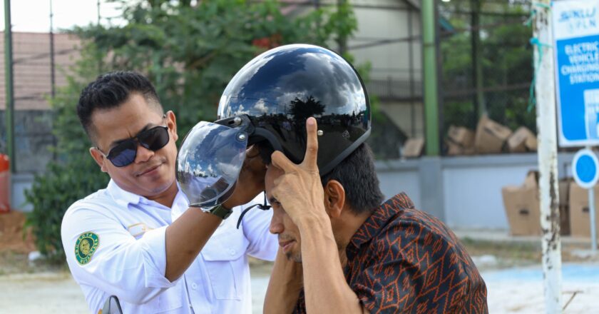 Otorita IKN Bagi Helm dan Sosialisasi Keselamatan Berkendara