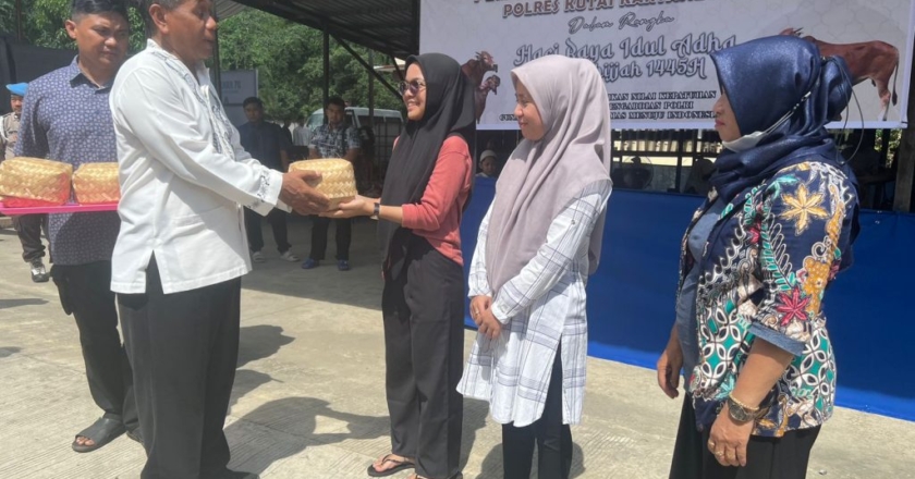 Polres Kukar Bagikan Daging Kurban dengan Besek Bambu, Hindari Sampah Plastik