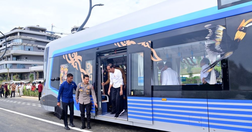 Presiden Jokowi Jajal Trem Otonom di IKN