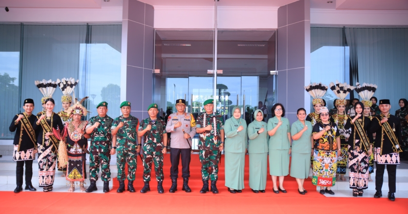 Tradisi Tepung Tawar Warnai Penyambutan Pangdam VI/Mulawarman Baru