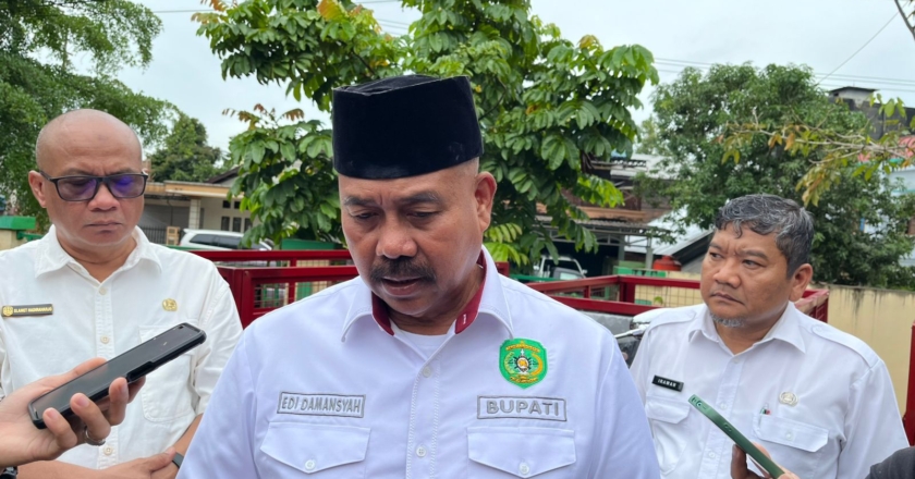 Bupati Edi Damansyah Serahkan Bantuan Pengelolaan Sampah ke Kecamatan