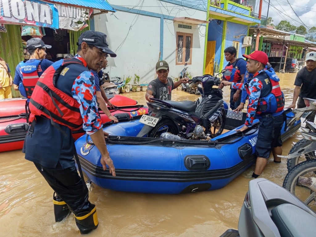 Banjir Rendam Desa Bukit Pariaman, Damkarmatan Kukar Lakukan Evakuasi Cepat