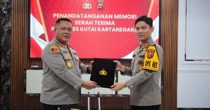 Welcome and Farewell Parade: Kapolres Kutai Kartanegara AKBP Heri Rusyaman Serah Terima Jabatan