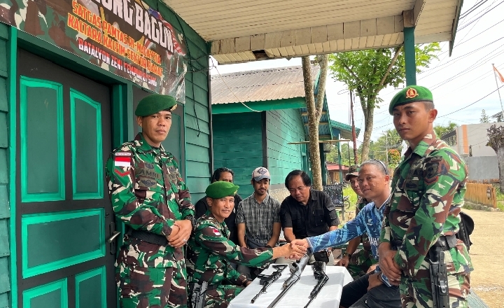 . Warga Long Bagun Menyerahkan Tiga Pucuk Senjata Rakitan kepada Satgas Pamtas