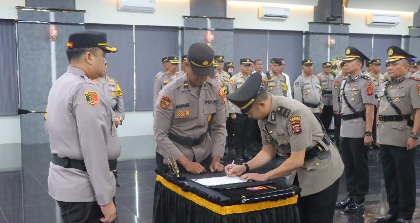 Kapolresta Samarinda pimpinan Sertijab Kabag Ops,Kapolsek dan Penyerahan Jabatan Kasi Keuangan