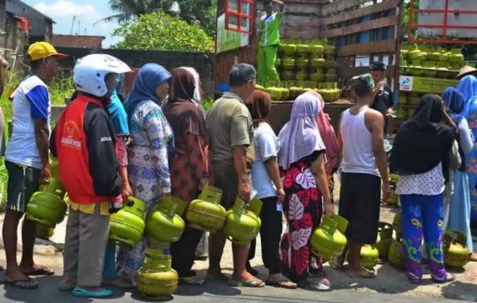 Keputusan kontroversial yang melarang pedagang eceran menjual gas LPG akhirnya dibatalkan.