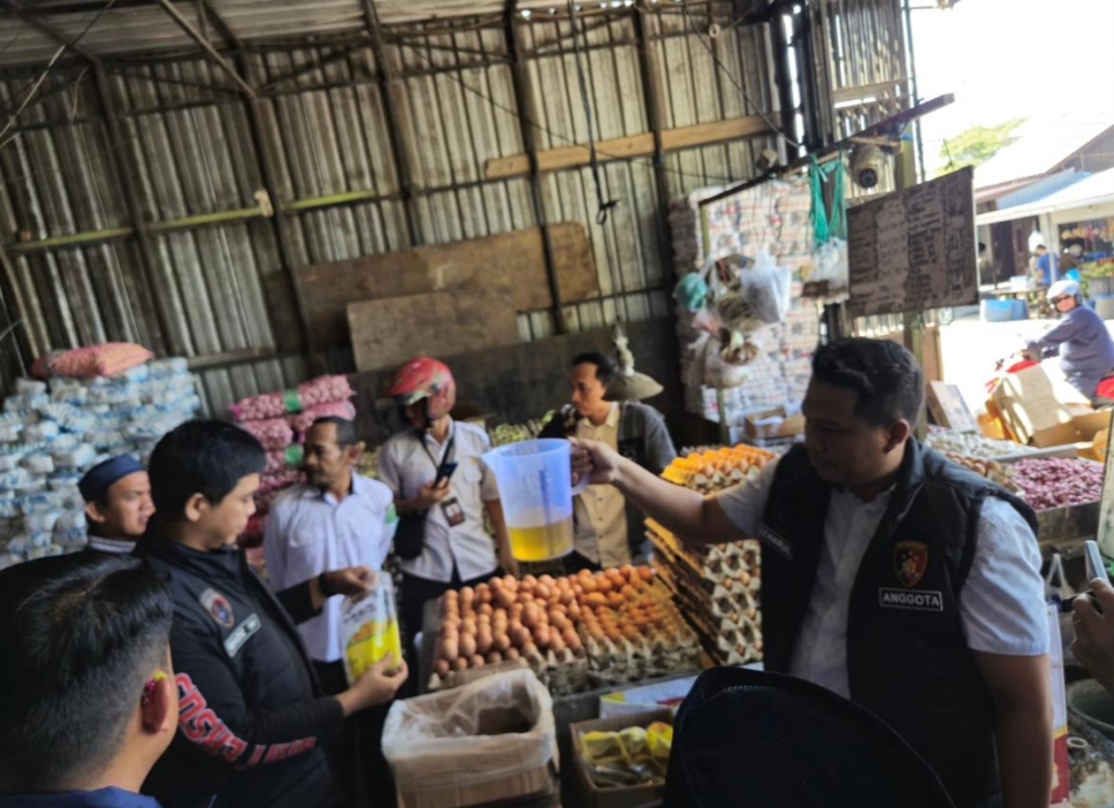Pemkab Kukar saat Sidak di Pasar dan Agen Bapokting Tenggarong.