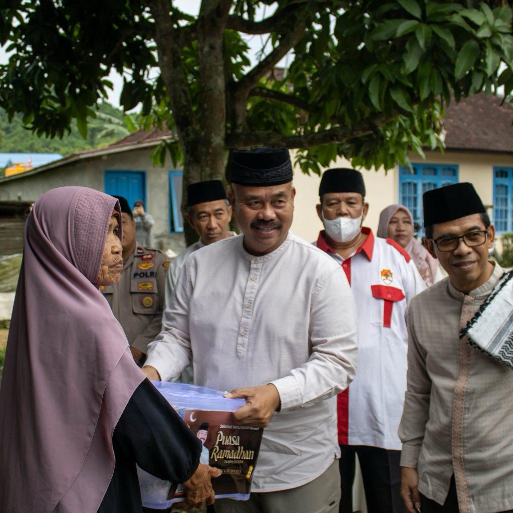 Bupati Kukar dalam agenda silaturahmi ramadhan ke Loa Janan.