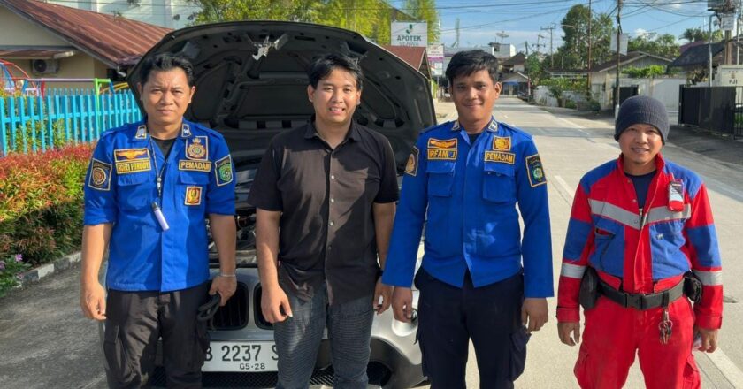 Respon Cepat Damkar Kukar, Mobil Mogok Berhasil Dievakuasi di Jalan Gunung Pegat
