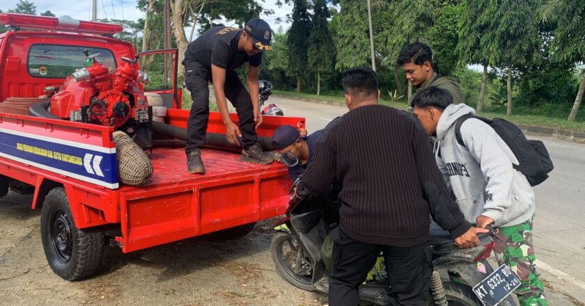 Motor Mogok Di Jalan, Damkar Kukar Turun Tangan