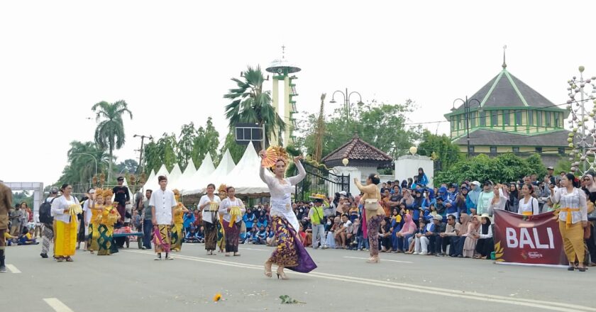 Pesona Budaya Bali Warnai Kirab Budaya Nusantara 2025 di Kukar
