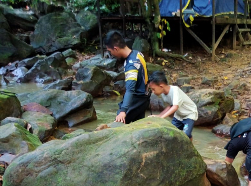 Tim Damkar Kukar Bantu Cari Kacamata dan Tutup Lensa yang Terjatuh di Air Terjun Perjiwa