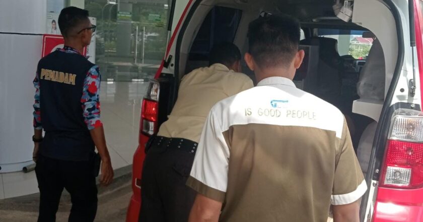 Damkar Kukar Datang Secepat Kilat, Evakuasi Pengendara yang Terjatuh Sendiri