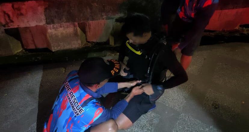 Sungai Timbau Jadi Saksi, Damkar Evakuasi Ponsel di Tengah Malam