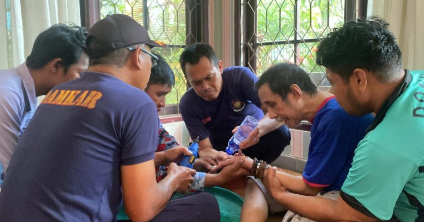 Cincin Tak Mau Lepas dari Jari, Damkar Kukar Bantu Warga Penyandang Disabilitas