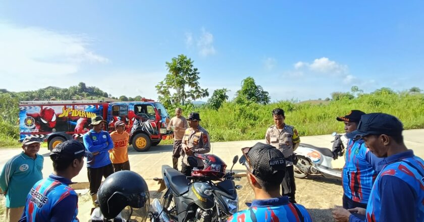 Cegah Gagal Panen, Polsek Tenggarong dan Damkar Kukar Siram Lahan Jagung