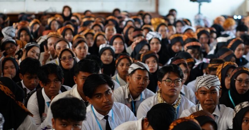 Lestarikan Tradisi Kutai, Mahasiswa Baru pakai Pesapu