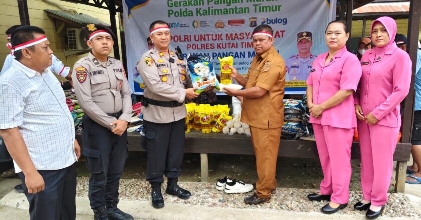 Polsek Muara Bengkal Gelar Gerakan Pangan Murah, 100 Paket Sembako Ludes Terjual