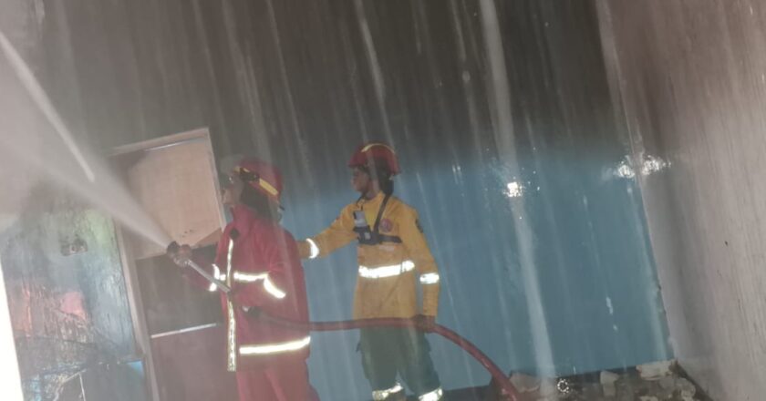 Kebakaran Rumah Warga di Jonggon, Petugas dan Warga Sigap Padamkan Api