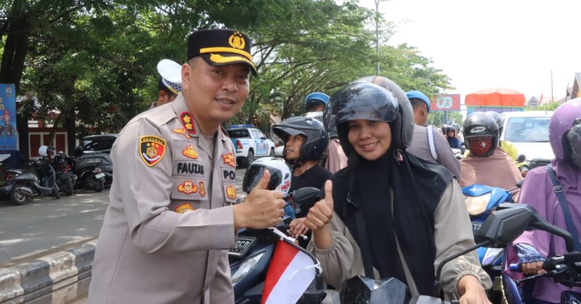Polres Kutim Bagikan Ribuan Bendera Merah Putih, Kobarkan Semangat Kemerdekaan ke-80