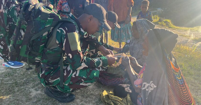 Wujud Kepedulian TNI, Satgas 614/RJP Bantu Pengobatan Warga di Papua Pegunungan